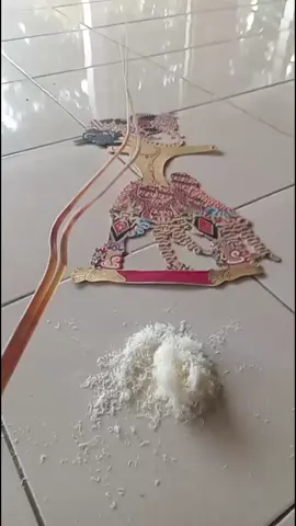 Memasang gapit wayang bukanlah hal yang mudah , selain endah dipandang juga harus nyaman buat dimainkan.  proses dari awal hingga dipakai untuk pentas adalah suatu kepuasan si pengkarya. bukan laku atau engga nya , namun bermanfaat atau tidak . #seni #art #artist #kriya #senikriya #kulit #kerajinan #kerajinantangan #wayang#wayangkulit #wayangjawa #budaya #budayajawa #budayaindonesia #fyp #foryoupage #fypシ #fypシ゚viral #fyppppppppppppppppppppppp 