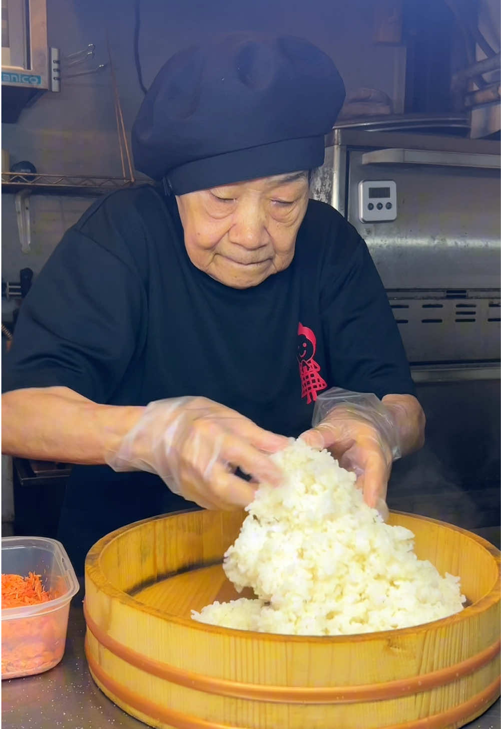 東京に行ったら一度は食べたい絶品グルメ3選！心も体も温まる素敵なお店ばかりでとても幸せな気分になれる！ ①しゅんやっちゃん （美しい屋台ラーメンのお店） ②おむすびてしま （おばあちゃんのおむすび） ③ピノキオ （銅板で作るホットケーキ） #東京グルメ #japanesefood #tiktokfood 