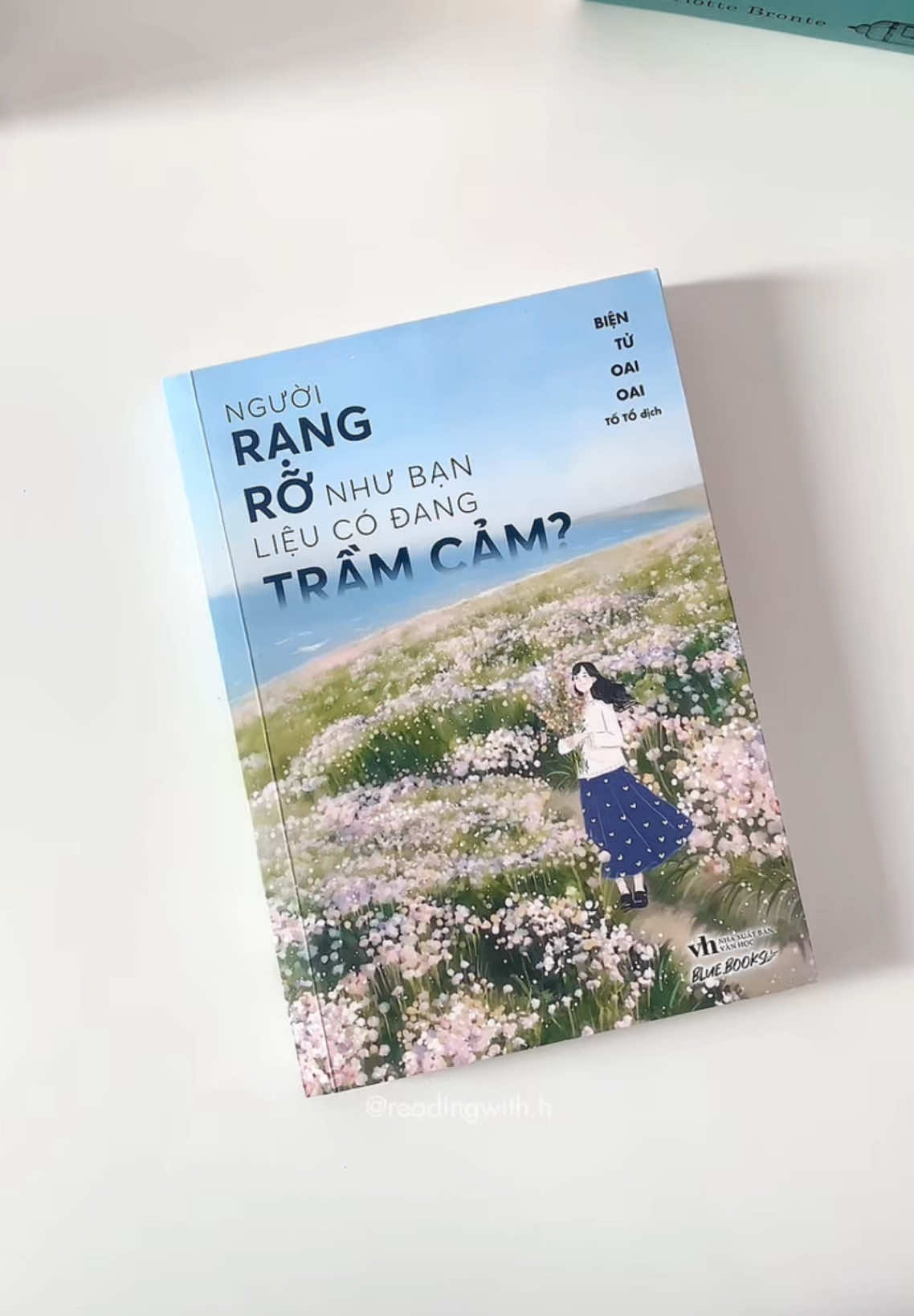 “Có lẽ họ cũng rất muốn ôm lấy thế giới này, mong được cuộc đời đối xử dịu dàng hơn.” #BookTok #LearnOnTikTok #bluebooks #booktokvietnam #nguoirangronhubanlieucodangtramcam 