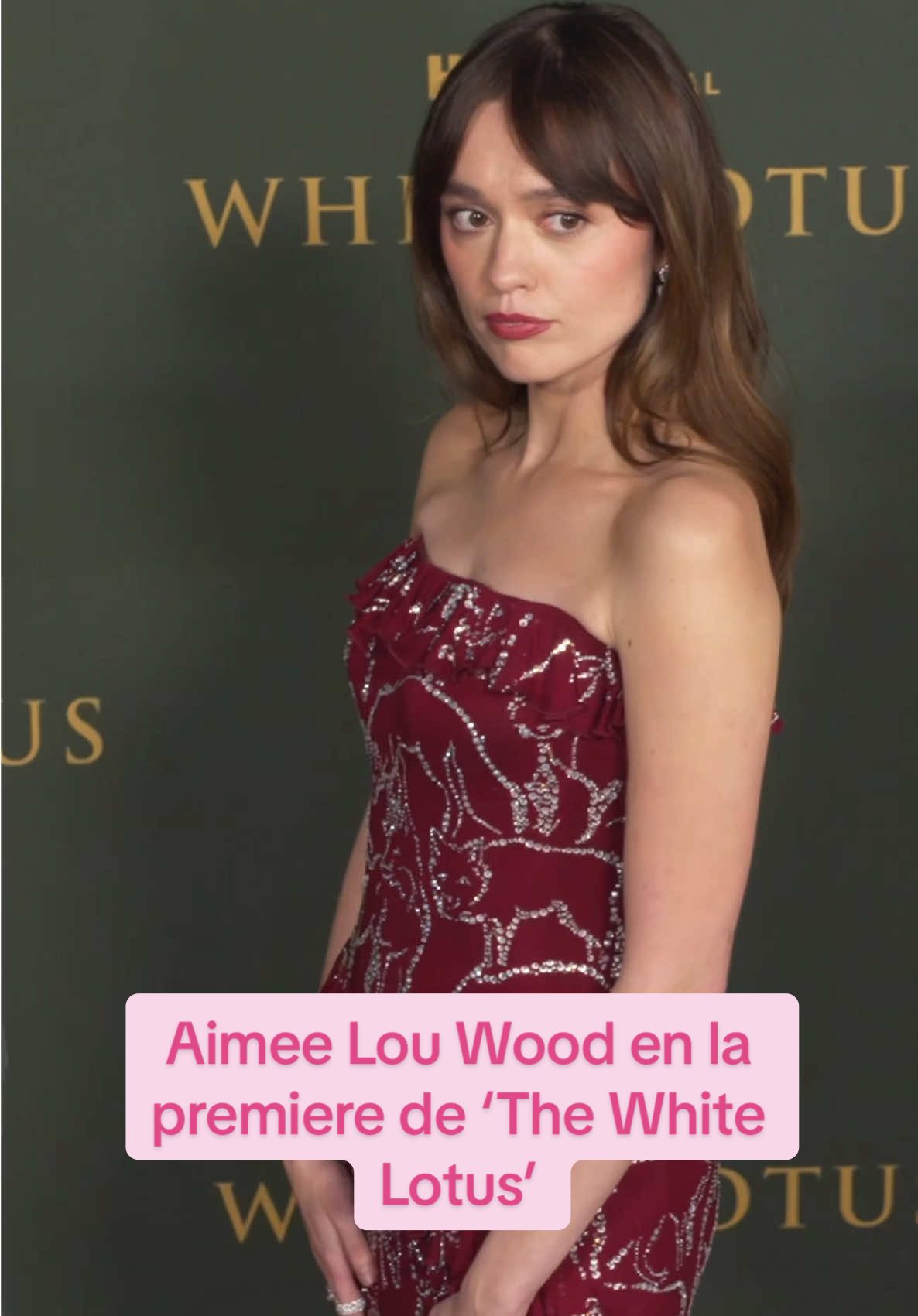 #aimeelouwood, la actriz que nos robó el corazón (y la sonrisa) en #SexEducation (2019), es una de las nuevas incorporaciones en la tercera temporada de #TheWhiteLotus. Y aunque la serie no llegará a España hasta el día 17, el reparto se encuentra ya en plena gira de presentación por Los Angeles, donde Aimee lució espectacular con un vestido de @Burberry en color vino, a juego con su pintalabios 💋 #look #moda #fashion #premiere 