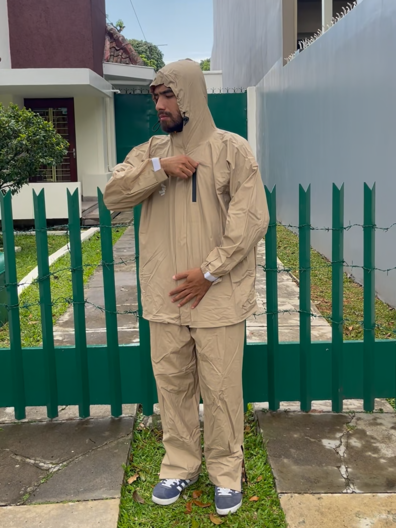 3Second Raincoat Eden, stylish dan tetap leluasa bergerak di tengah hujan. Terdapat pengaturan size di baju dan celana, dilengkapi ruang untuk ransel yang adjustable ✨ #3Second