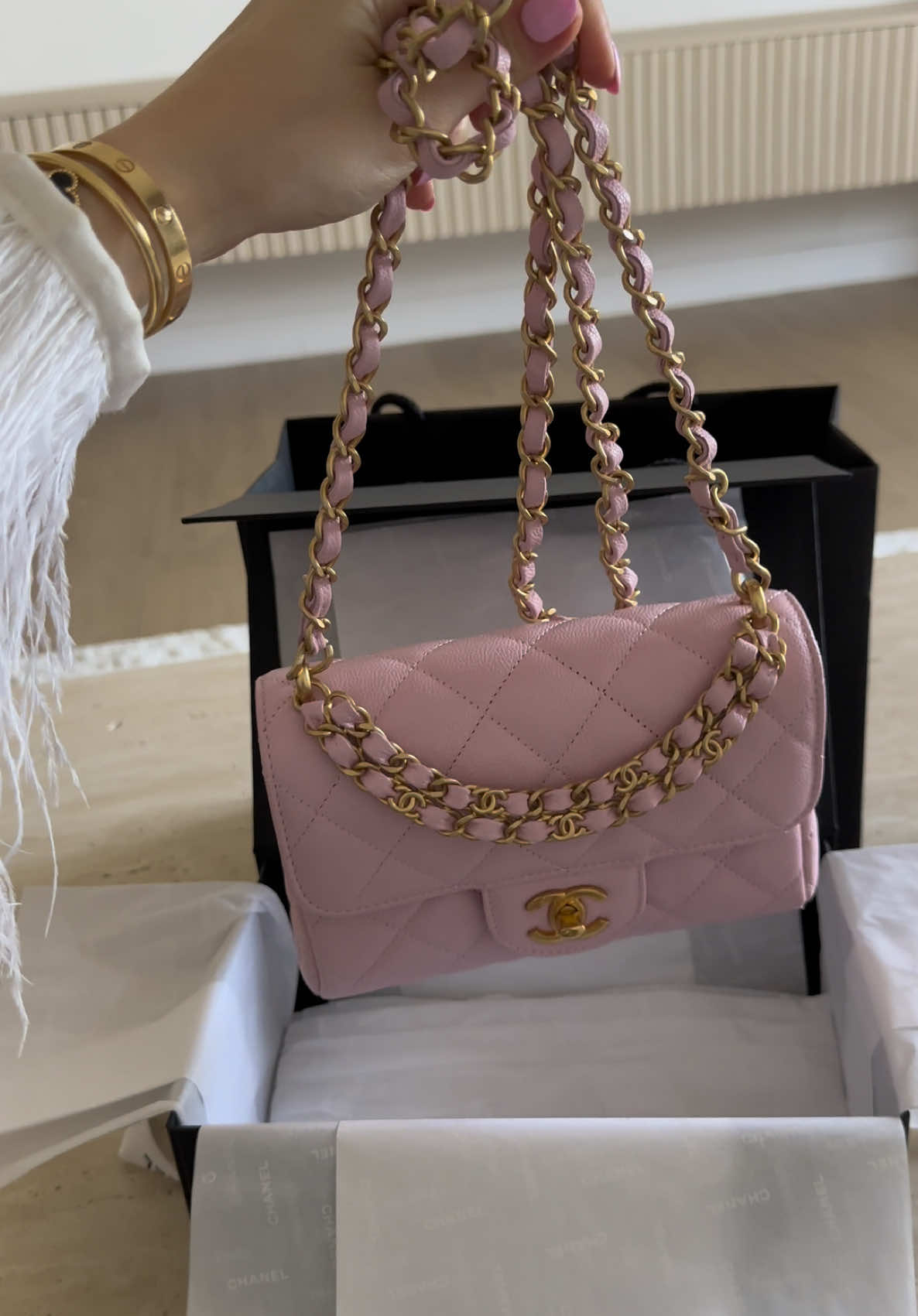 The new Chanel Caviar Mini Bag from the Spring-Summer 2025 Pre-Collection is 🥰✨ I couldn't resist this seasonal piece with its unique top handle chain and signature CC detailing. 💖 #chanel25 #chanel #chanel25p #unboxingasmr #foryoupagе #ValentinesDay 
