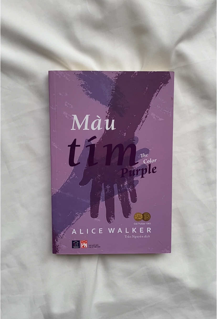 Tháng 2 đánh dấu Tháng Lịch sử Da đen. Nhân dịp này, mình muốn giới thiệu một cuốn sách vô cùng cảm động và đáng suy ngẫm về số phận những người phụ nữ da đen, tuy không còn là n/ô lệ của người da trắng nhưng họ vẫn còn là n/ô lệ của người đàn ông. Sách đã có phim chuyển thể vô cùng hay, bản nào cũng khiến người ta phải xót xa. Đánh giá tác phẩm “Màu tím”:🌟🌟🌟🌟🌟 #chanhxemsach #booktokvietnam #booktokgirlies #BookRecommendations #blackhistorymonth #thecolorpurple #alicewalker #rainbowbooks #nxbphunu 