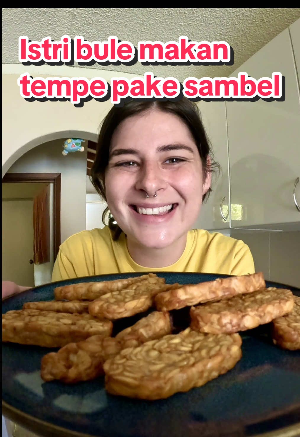 Cewe bule kepedesan makan tempe pake sambel! #fyp #fypindonesia #fypjakarta #trend #bule #bulebarbie #CapCut 