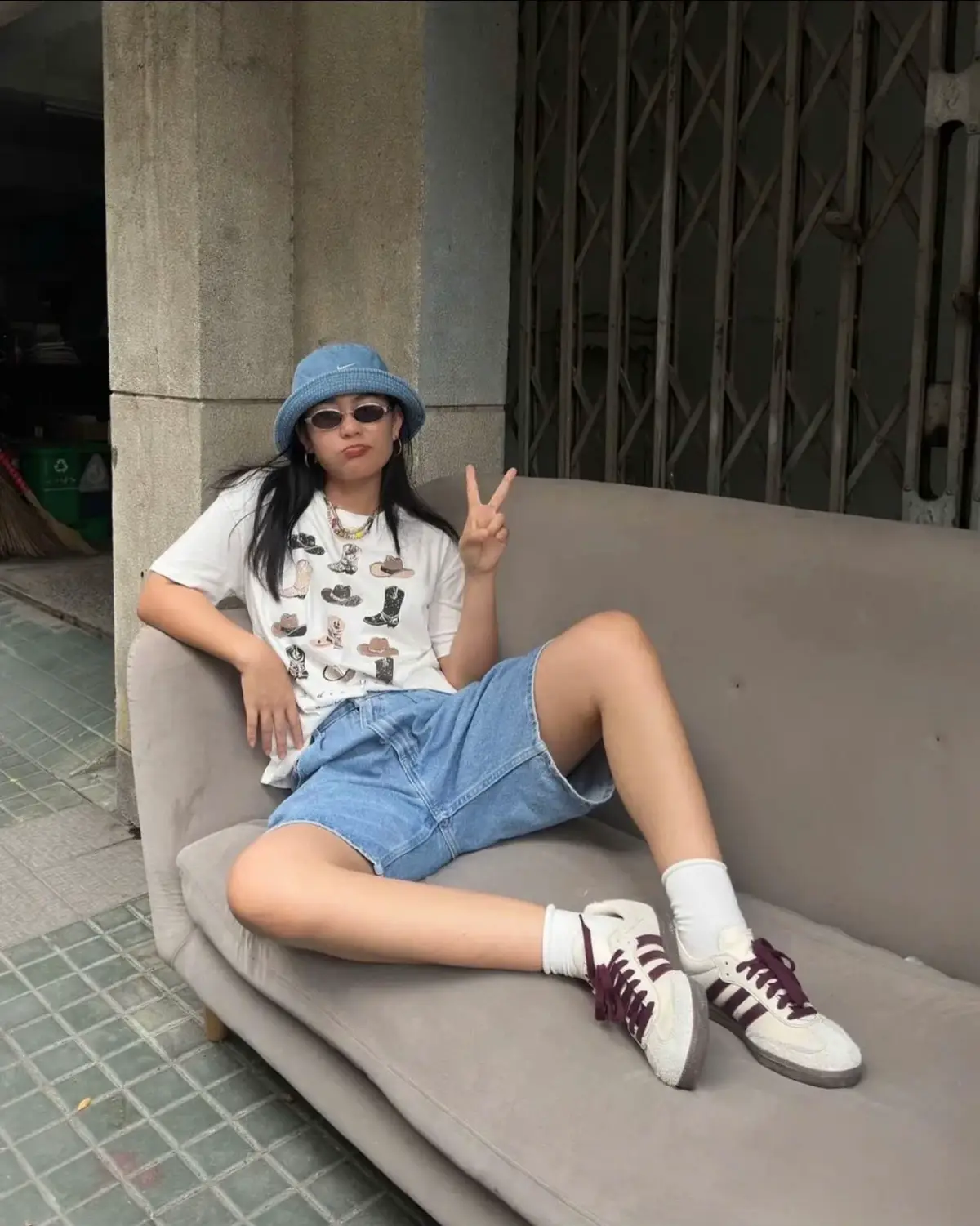 “Chọn giày không nhất thiết phải đẹp đẽ, quan trọng là thoải mái, vừa chân. Gặp nhau không nhất thiết phải hứa hẹn dài lâu, quan trọng là thấu hiểu, hợp ý”  Vậy nên, cái gì thích là phải nhích, mạnh dạn tiến tới không chần chừ để đừng phải nói 2 chữ giá như.  Phối màu Samba này cũng vậy, vừa restock với số lượng size số cực kỳ hạn chế đấy nhé 😉