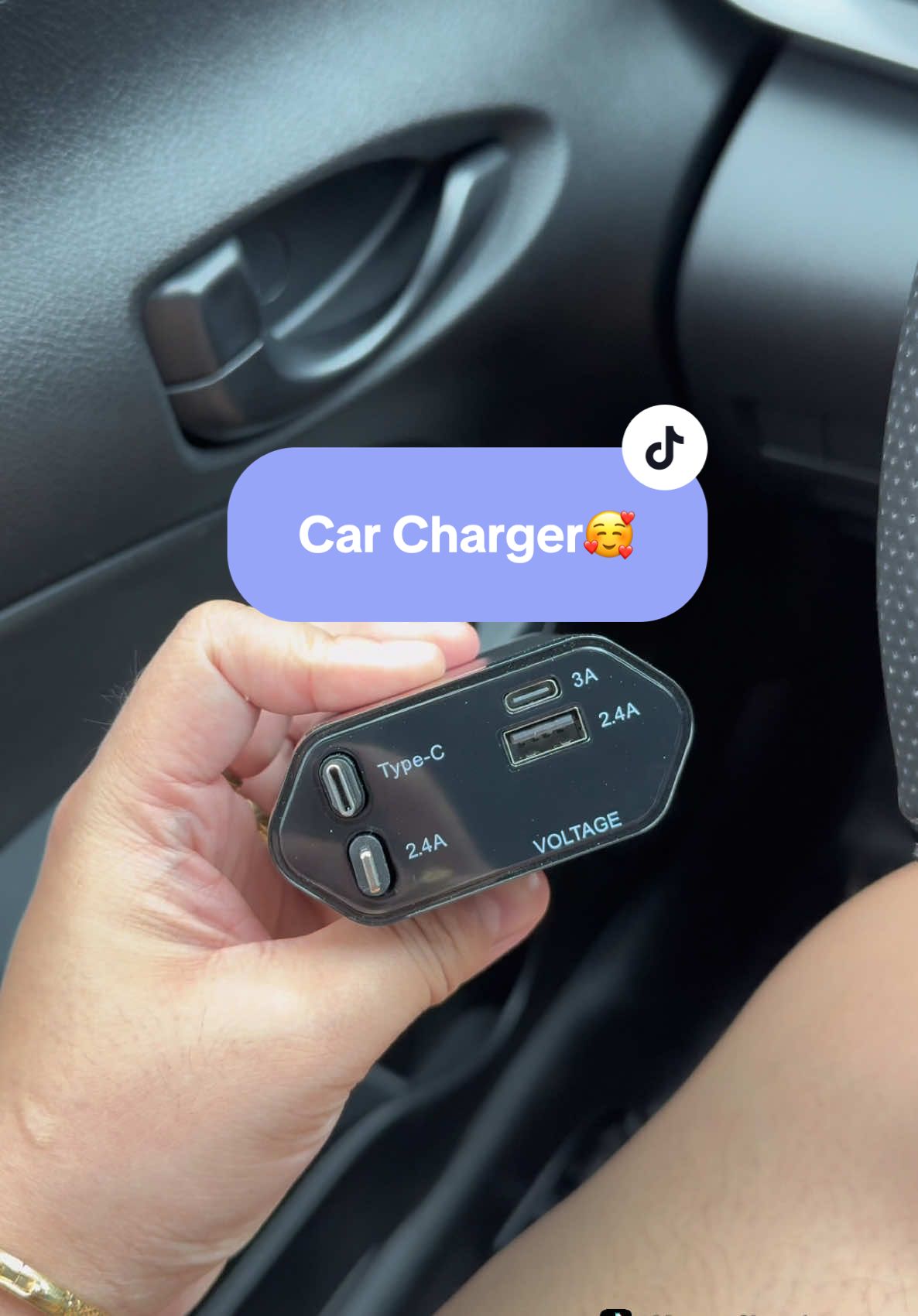 Car charger na fast charging tapos meron pang retractable na cord 😍 #carcharger #retractablecord #caraccessories #carmusthaves #car