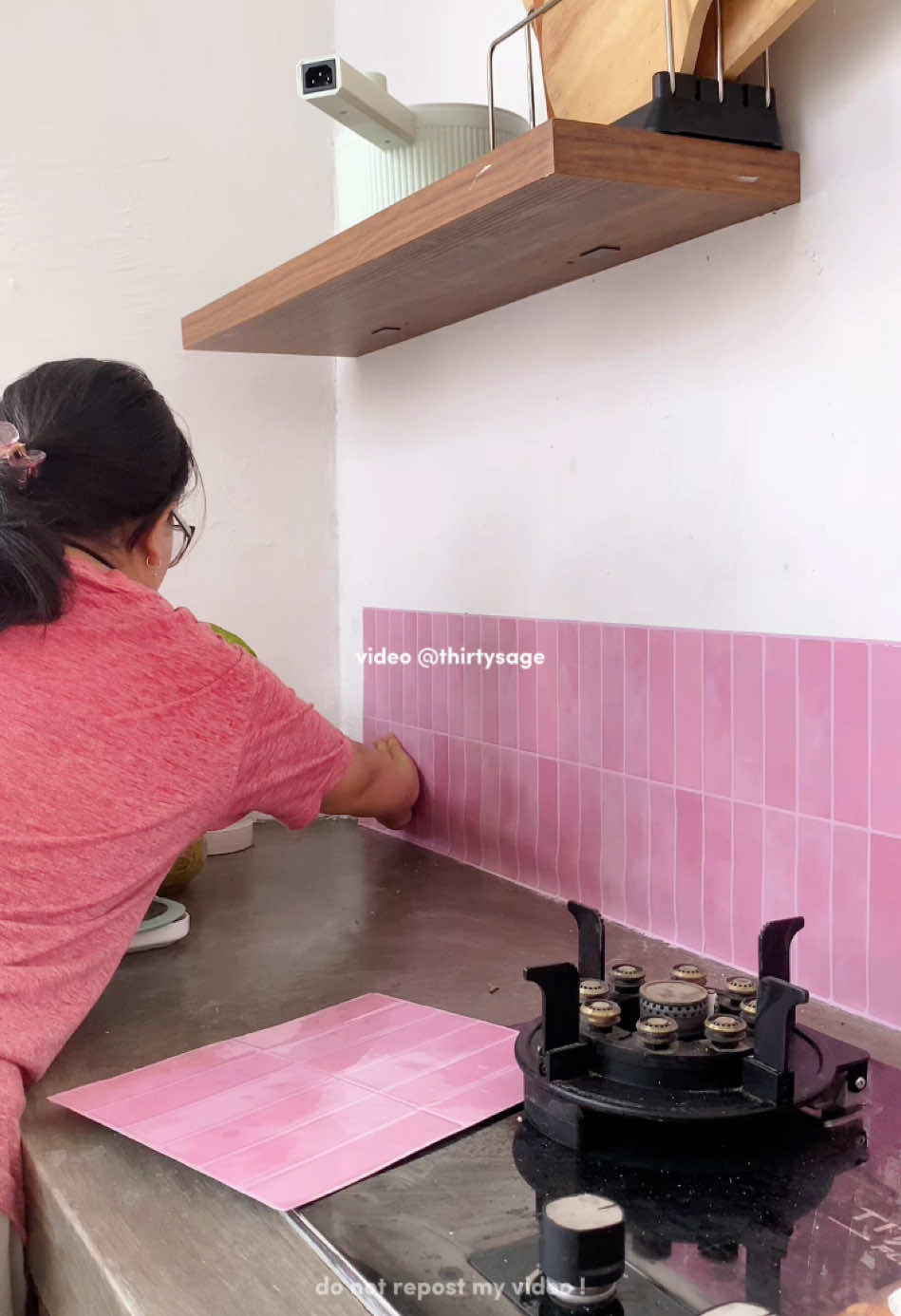 awalnya iseng ternyata lumayan bagus, kalau ada rejeki mau ganti keramik asli yang warna pink ahh 😋 #backsplash #keramik #sticker #stickerkeramik #keramikpalsu #keramikbacksplash #dapur #dapurestetik #dapursederhana #kitchenmakeover 
