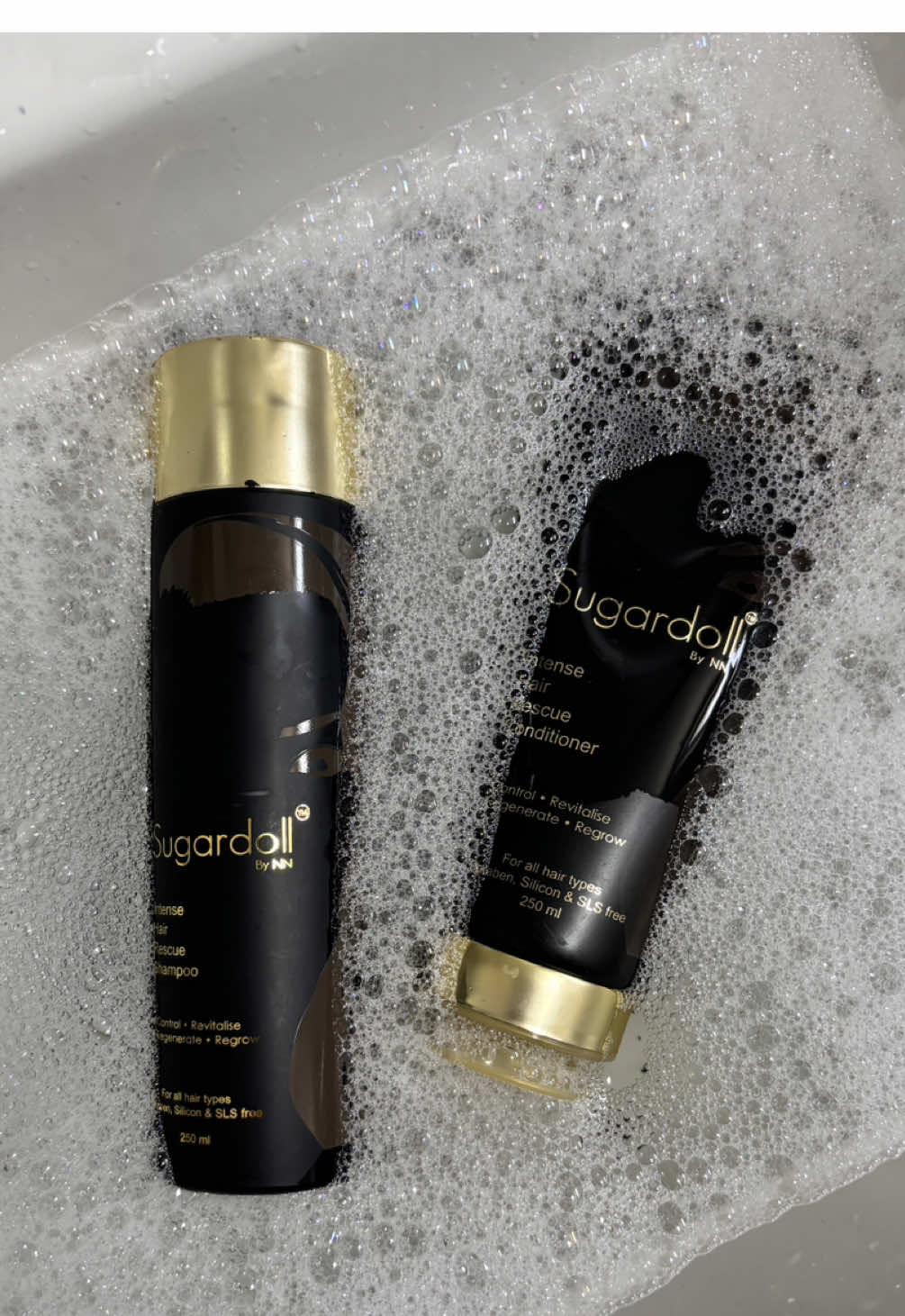 Tak tipu memang best pakai!  Kulit kepala jadi bersih, rambut pun sihat! Lepas syampu tu scalp rasa sejuk, bau pun wangi yaa bau mahalll 🧖🏻‍♀️🫧🖤@@Sugardollbynn HQ @Sugardoll By NN  #shampoo #haircare #haircareroutine #HairCareTips #sugardoll #hairtips #healthyhair #hairtok 