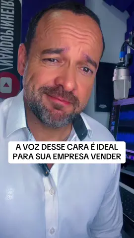 Locutor gravando comercial para empresa 