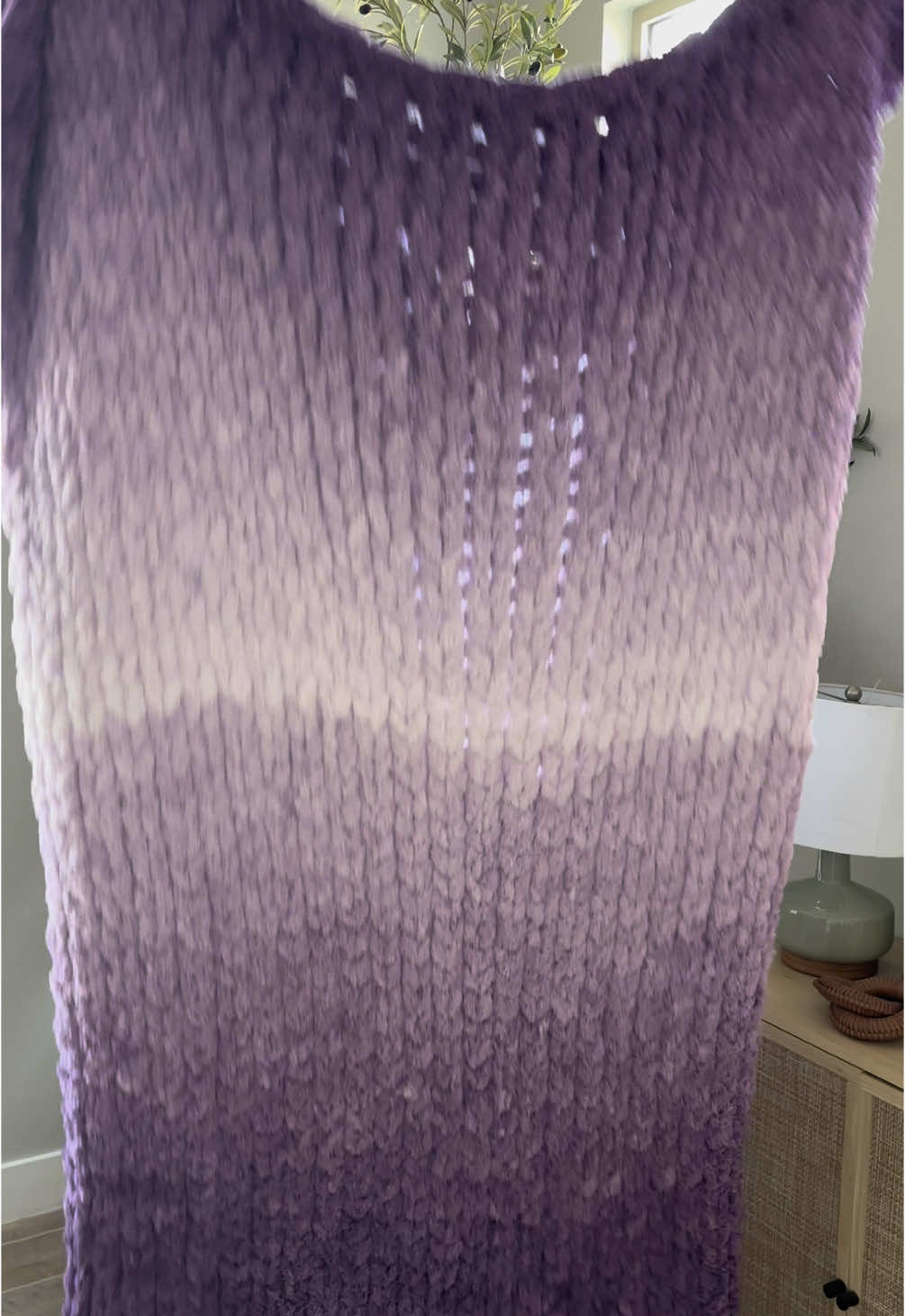 Hand knit chunky blanket color phasing yarn reveal #handknitblanket #chunkyknitblanket #chunkyblankettutorial #chenilleblanket #homedecor 