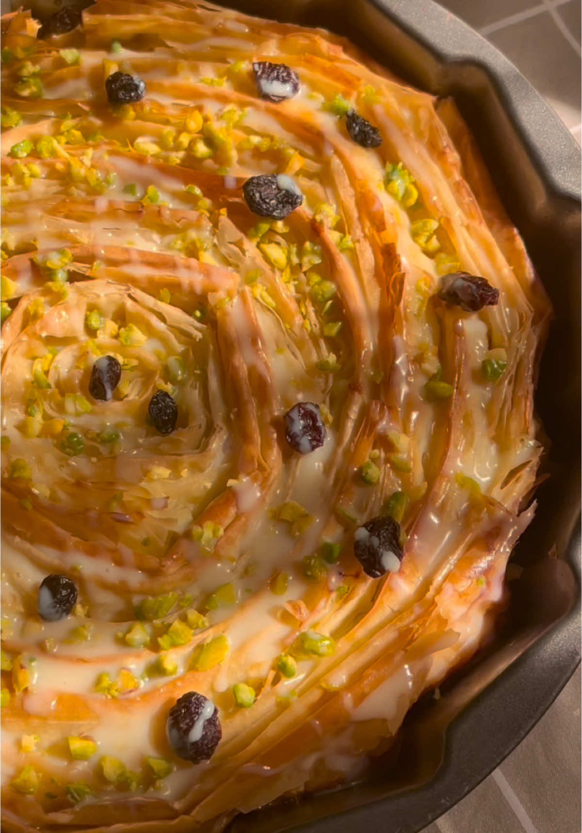 🍁المكشكشة | ألذ و أسهل وصفة حلويات ممكن تجربوها 🍁 المكونات - لفة من الجلاش - سمن مكونات الكاسترد  - ٤ بيضات  - كوب سكر  - ٢ كوب حليب  - معلقة صغيرة فانيليا  - ١/٤ كوب كاسترد باودر للتزيين  - فستق  - زبيب أسود - حليب مكثف  . . #Reemkamel #حلويات#المكشكشة #جلاش #جلاش_حلو #RamadanBakeFest #حلويات_سريعه #وصفات#اكلات#recipes #حلا#جلاش_مكشكش 