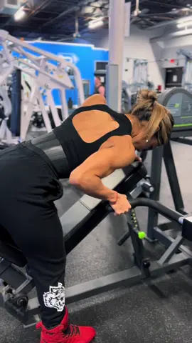 El verdadero camino del fitness no se trata solo de transformar el cuerpo, sino de fortalecer la mente y el espíritu. 💪🔥 Los trofeos, los logros y los cambios físicos son increíbles, pero nada se compara con la satisfacción de saber que cada día das lo mejor de ti, con humildad y disciplina. Porque el éxito no está en ser mejor que los demás, sino en ser mejor que la persona que eras ayer. No olvides nunca por qué empezaste. No se trata de reconocimiento, se trata de propósito. De superarte, de aprender, de inspirar sin necesidad de demostrarle nada a nadie, solo a ti mismo. Mantén los pies en la tierra, el corazón enfocado y la mentalidad de un guerrero. El verdadero éxito es el que te hace crecer desde adentro. 🔥🏆  #Propósito #CreceDesdeAdentro #FitnessConSentido