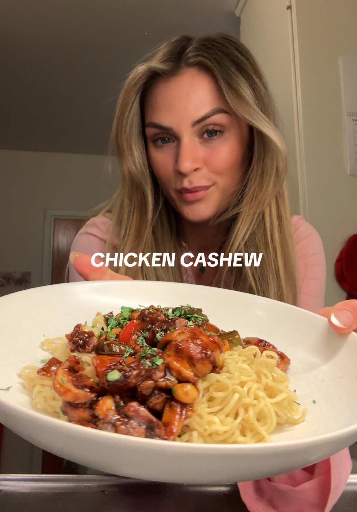 CHICKEN CASHEW - precis som takeaway!!! 🥹🫶🏻 så god att jag lagar om & om igen. RECEPT 👇🏻 (4 portioner)  *500g kycklinglårfilé *1 vitlöksklyfta *2 paprikor *1 gul lök *1 salladslök *1dl majsstärkelse att rulla kyckling i *rostade cashewnötter (eller rosta själv i ugnen)  Woksås: *2 msk ostronsås *3 msk soya *1 vitlöksklyfta *0,5 lime (juice) *1 tsk honung *salt & peppar Spara & testa!!! #cashew #chickencashew #chickenrecipe #proteinrecipe #matlådor #mealprep #proteinrecipe #proteinlunch #EasyRecipe #noodles #asmr #asmrvideo #asmrsounds #healthy #eat #food 