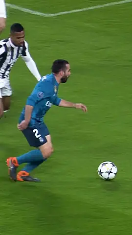 O gol de bicicleta de Cristiano Ronaldo contra a Juventus, em 3 de abril de 2018, pelas quartas de final da Champions League, é um dos mais icônicos da história do torneio. Aos 19 minutos do segundo tempo, Carvajal cruzou da direita para a área. CR7, posicionado entre os zagueiros, saltou com uma precisão impressionante e, de costas para o gol, executou uma bicicleta perfeita. A bola foi no canto direito de Buffon, que sequer teve tempo de reagir. O estádio Allianz, casa da Juventus, ficou em choque. Até os torcedores adversários se levantaram para aplaudir a genialidade do craque português. Foi um momento que selou sua lenda no futebol e, ironicamente, o aproximou da própria Juventus, clube que ele viria a defender meses depois.