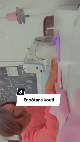 Nou pa reyalize ke san kouti pa gen mòd! Chak rad ou mete, chak detay ou renmen, se travay yon moun ki konn koud. Machin,twal tout materyèl kouti vann chè respekte travay moun sa yo. Moun ki konn koud, nou se kè endistri mòd la. San nou, pa gen mòd, pa gen vizyon! : : : #kouti #sewingtiktok #sewing #couture #koud #fashiondesigner #designerayisyen #haitaintiktok509 #haitiandesigner #fashionhaiti🇭🇹 