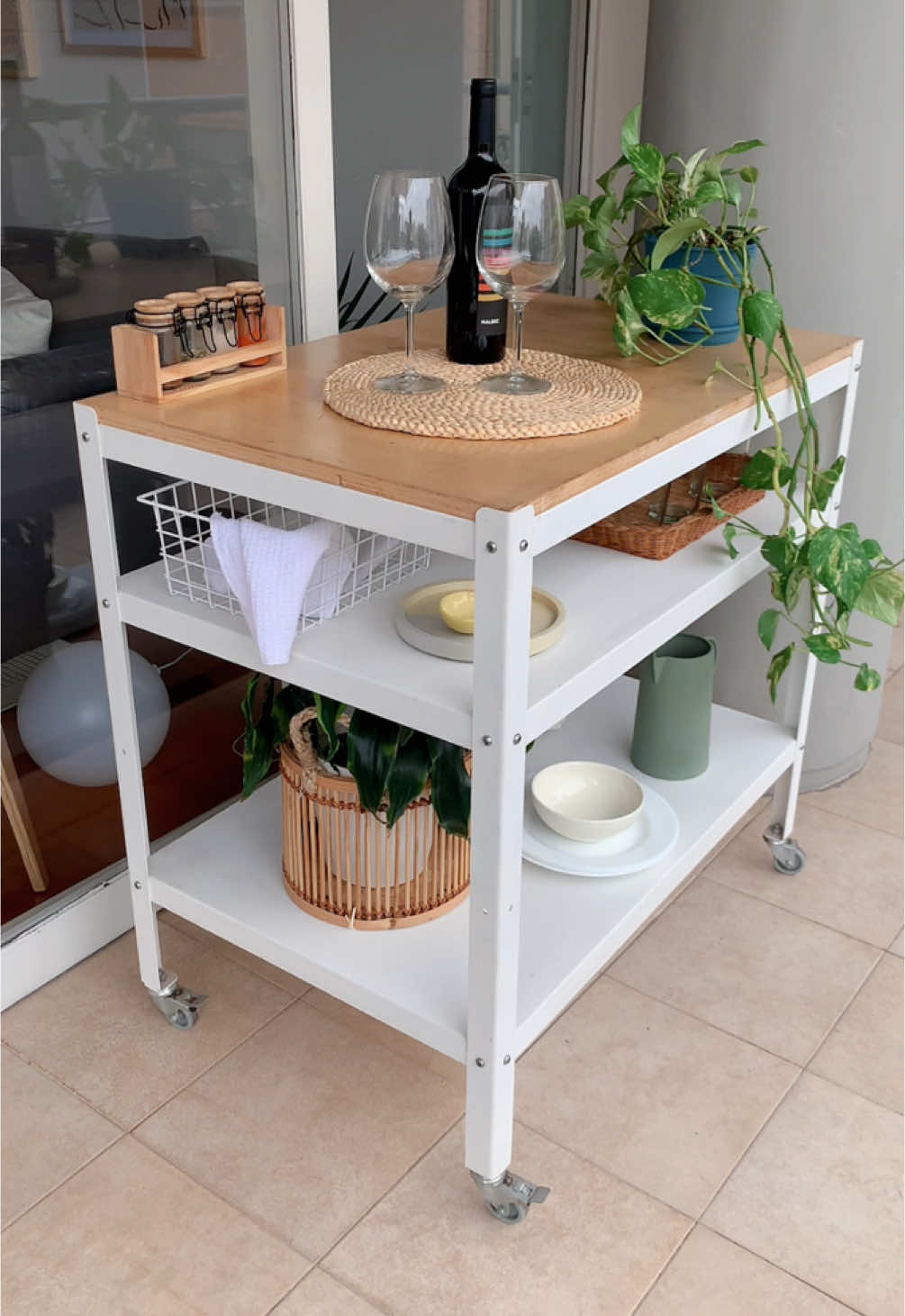 Este carrito todo-terreno tiene ruedas súper resistentes, ideal para llevarlo a cualquier rincón de tu casa o taller #decoracion #organizacion #decotips #departamento #diseñodeinteriores #mueble 