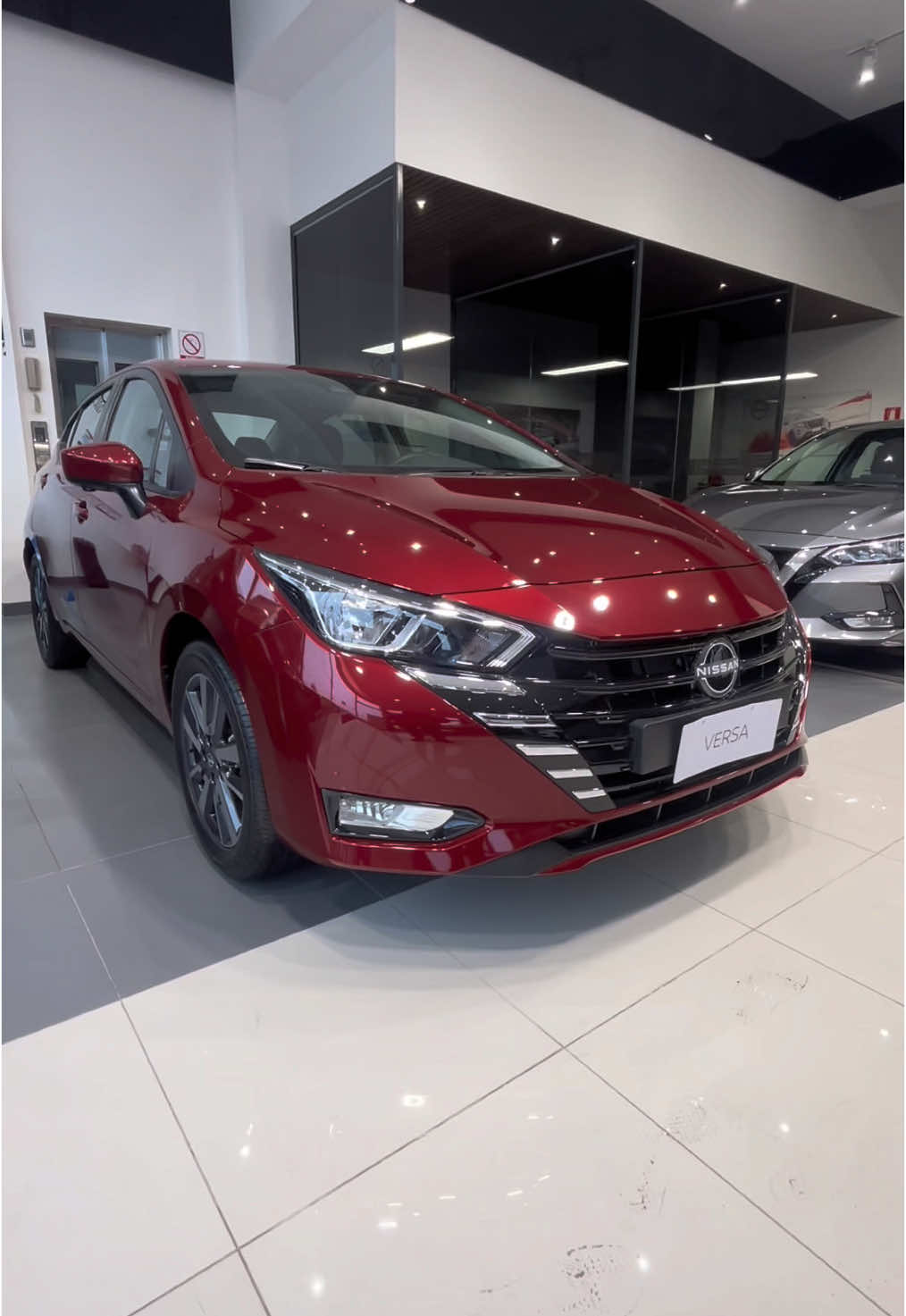 El nuevo Nissan Versa 🥇cumple con todas tus expectativas, un sedan de lujo! 🚘 Escríbeme al 965315373 y aprovecha la promo que tengo para ti 💵 #nissan #versa #lujo #fyp #perumotor #arequipa #peru🇵🇪 #tik #tok #auto #autos #sedan #promo25 #modelo #2025 