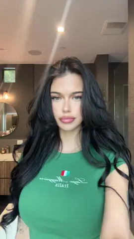 A Beautiful Italian Girl With Sweet Lips una Hermosa Chica Italiana de Labios Dulces #beutiful #gril #hermosa #viral_video #tik_tok #influencer #top @KeniaOs 