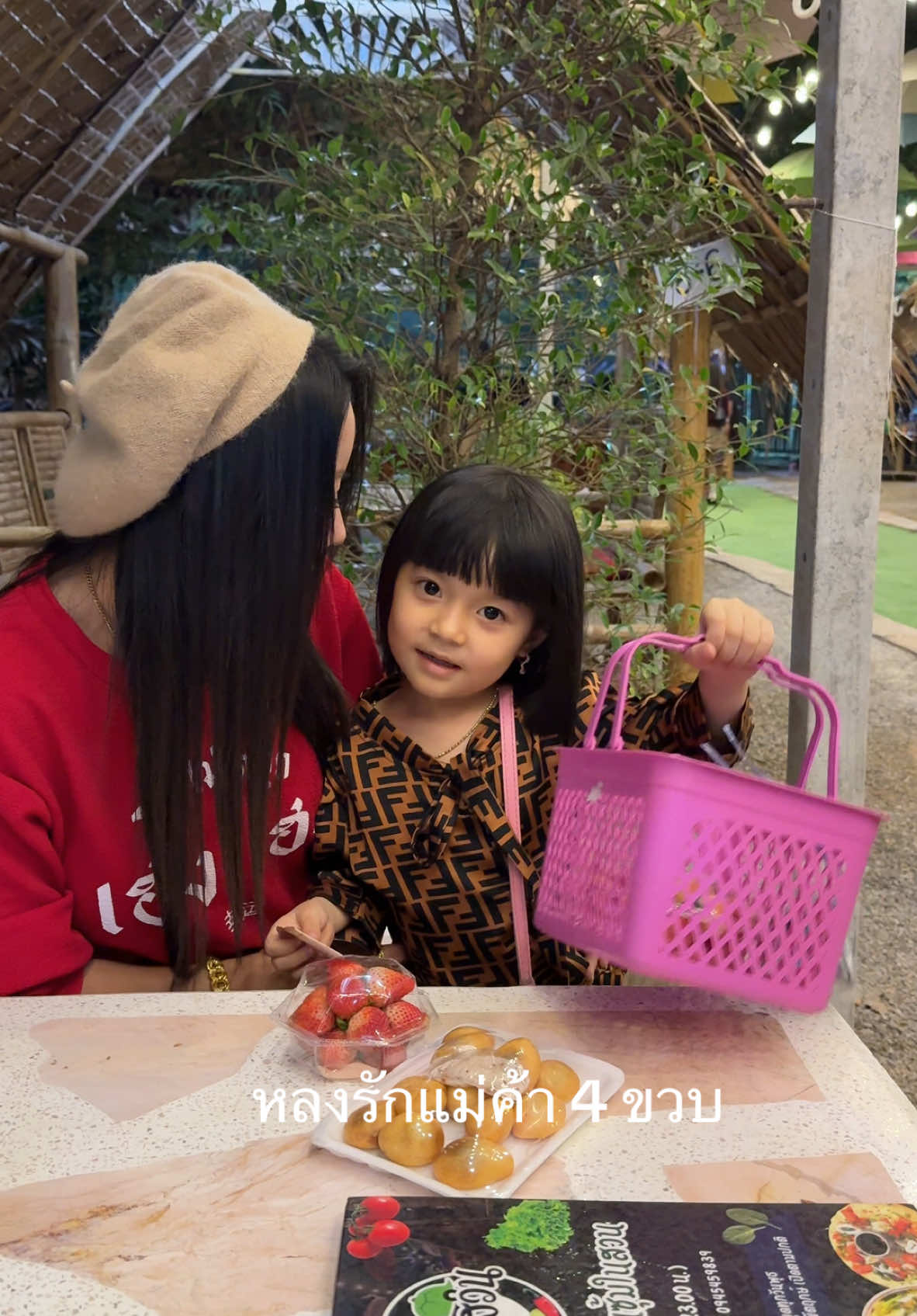 มากินร้านอาหารน้องมาขายของกับพ่อน้องขายเก่งมากพูดเก่งหน้าตา #หลงรักแม่ค้าสี่ขวบ