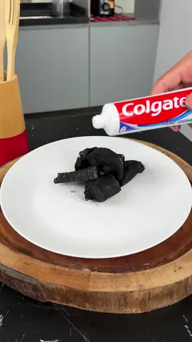Discover the power of charcoal with toothpaste, it'll blow your mind.😱🤯 #lifehacks #homehacks #tips 