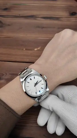 Would the ADDIESDIVE AD2030 logo-free white-faced steel band look better with a waffle band or rubber band? #addiesdive #addiesdivewatch #watchcollectors #watches #waterproof #watch #quartz #VH31