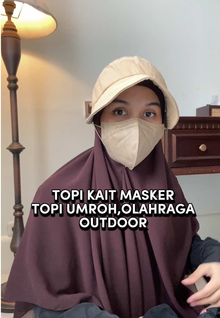 Kalau aku lebih suka yg gesper atau half gesper karena muat untuk hijab dan kuncir 😂 kalau temen2 gak berkuncir pakai yg tlali serut lebih enak krn bisa dikencengin. Topi ini ada kaitan maskernya di kanan dan kiri untuk mengaitkan tali masker. Topi ini juga mudah digulung. Yuk samaan, bisa dipakai umroh, jalan, olahraga, antar jemput sekolah, dan aktivitas outdoor lainnya. Cekout di keranjang video inii ↙️ #maasyaaAllah #topi #topikaitmasker #topilipat #topivisor #topiantipanas #topiwanita #topiumroh #topikorea #topiolahraga #topikoreanstyle #topimurah 