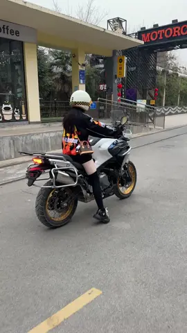 Do you know how to ride 😆 #moto #motogirl #bikegirl #motorcycle #motorbike #motolife #bikelover #tiktok #fyp 