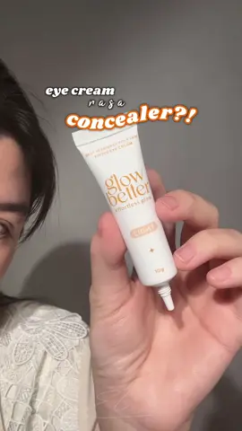 Udah ngincer eye cream ini dari lama tapi dulu tuh ga cocok sama shade-nya. Akhirnya sekarang keluar shade baru, Glow Better Tinted Eye Cream  — light!  Apakah ini eye cream rasa concealer? Untuk warna sih iya, plus kaget dia mayan high coverage loh, dark circles langsung ketutup. Cuma emang teksturnya lumayan thick, ya namanya juga eye cream.  #eyecream #eyeserum #tintedeyecream #glowbetter #newbeautyproducts #rekomendasi 