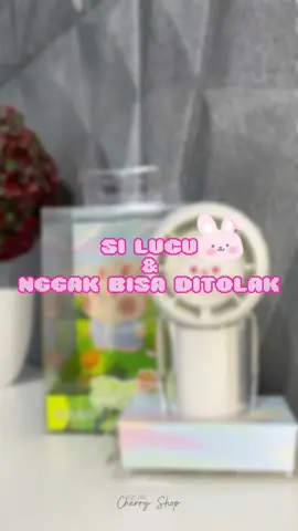 SI LUCU & NGGAK BISA DI TOLAK🤭 Ini sih selain lucu unik juga sih😍 Design yang mini dan karakter kelinci udah pasti jadi idaman semua kaum hawa😉 Apalagi kalau bukan Mini Fan dari ROBOT Lohh☺️ Robot RT-BF21 USB Mini Fan Kipas Angin Portable Rabbit Robi Keunggulan : 1. Desain Kipas yang lucu 2. Kapasitas Baterai 1.200mAh 3. Memiliki tiga kecepatan angin 1-2-3 4. Material ABS+PC 5. Port Pengisian Daya sudah Type-C #kipasanginportable #kipaslucu #kipasmini #kipasrobot #robotrtbf21 