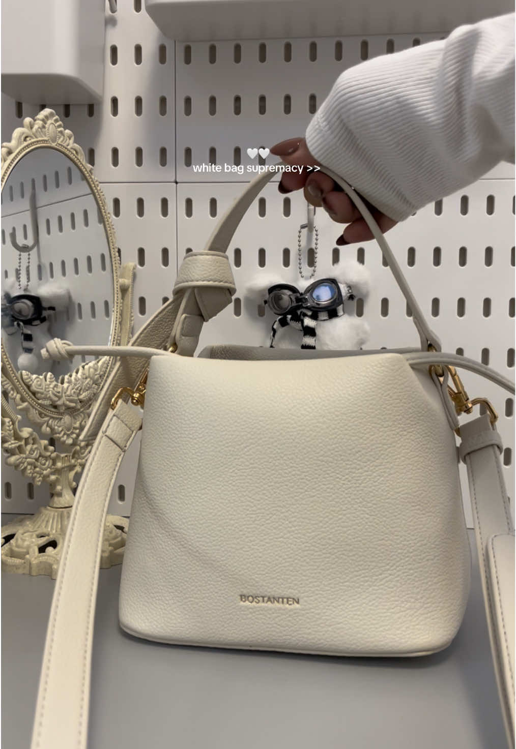 that’s my favorite 🫶🏻 #bostantenph #bostantenbag #whitebag #slingbag #bostantenslingbag #handbag #weddingbag #officebag #bucketbag #trending #fyp #fyppppppppppppppppppppppp 