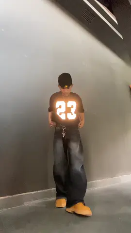 jersey menyala🤩  . . . #OOTD#rekomendasioutfit#fitcheck#fyp 