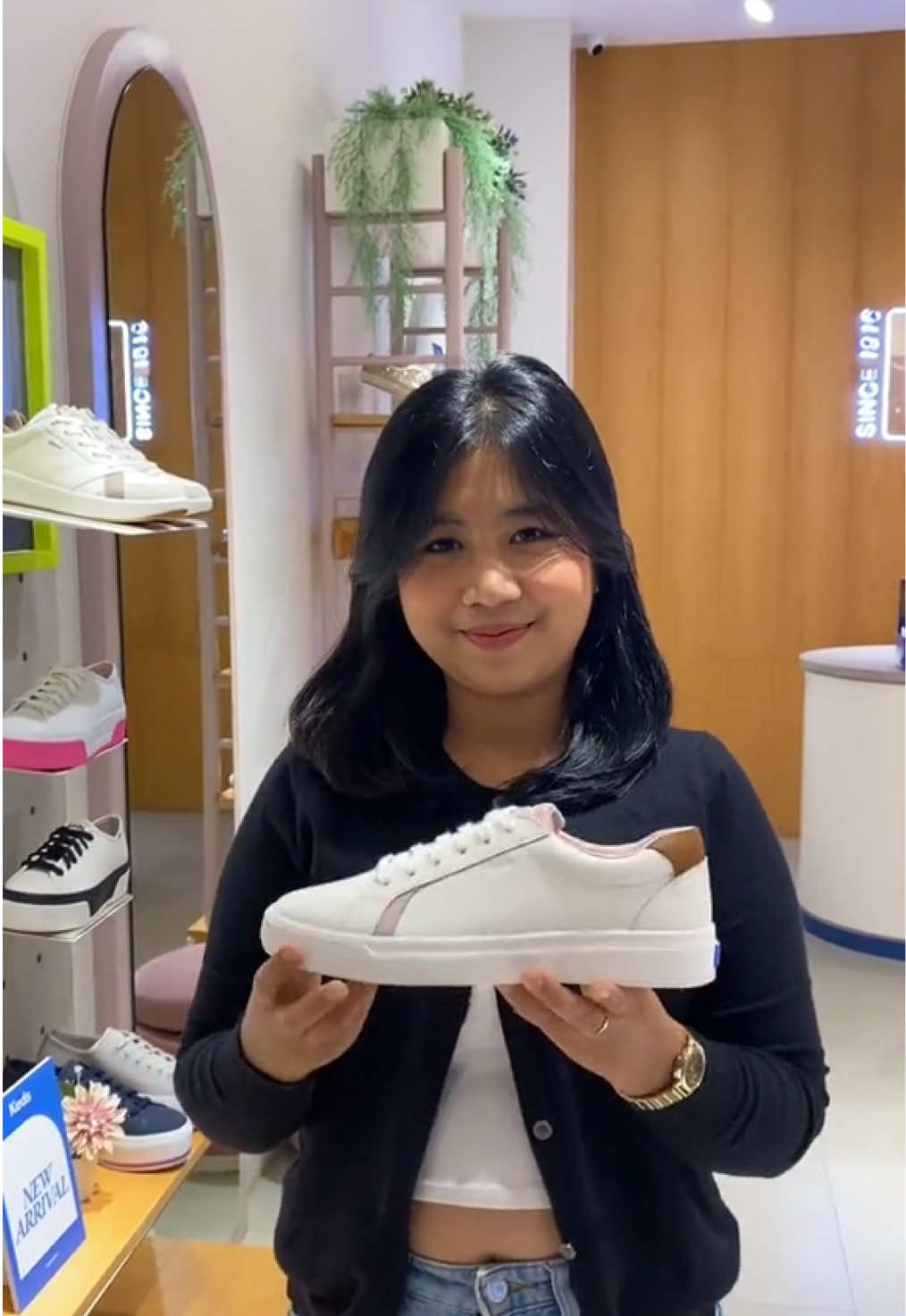 Step into the rythm of city with Keds Pursuit Leather🌇 #keds #kedsid #citylife #sneakers 