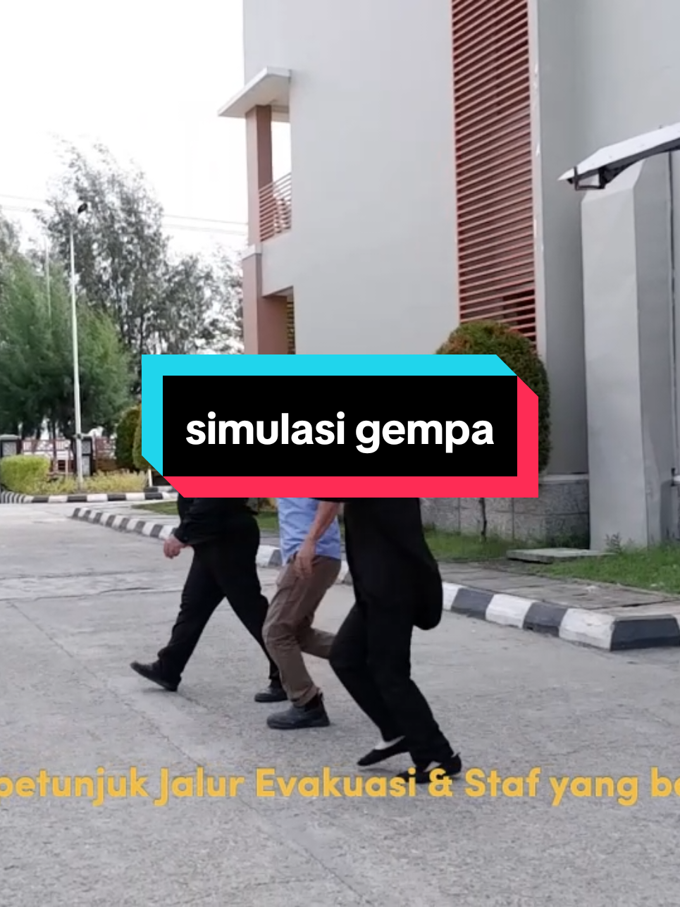 Bencana Alam tidak bisa dicegah tapi Resiko bisa dikurangi. biasakan diri dengan langkah2 keselamatan sejak sekarang. #hotelkolaka #explorehotelkolaka #infohotelkolaka #saparajahotels #sutanrajakolaka #simulasigempabumi 