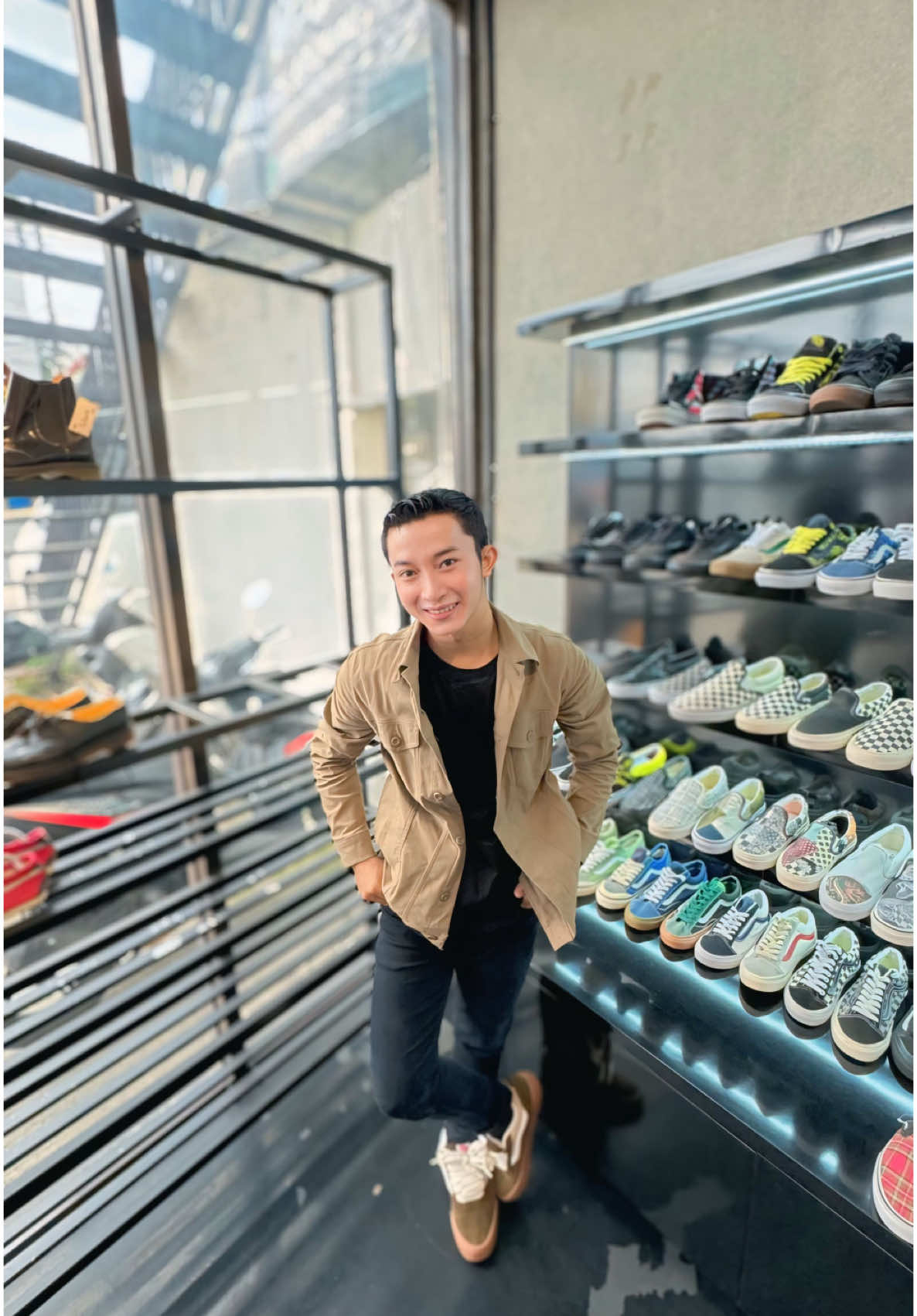 LUCU BANGET BISA COSTUM PACKAGING SECARA GRATIS DAN HARGA SEPATUNYA SEMURAH ITUU??! warga depok dan sekitarnya yang lagi nyari sepatu sneakers wajib banget mampir dan beli ke @power.sneakers.id karena lengkap banget produknya dan bagus bagus motifnya Dan yang lebib menariknya setiap pembelian,costumer bisa mengcustom packaging pada box sepatu dengan kertas kado, pita dan greeting card yang sudah di sediakan secara gratis! 😍 Anyway stock article di store juga bervariatif mulai dari article knu series, classic core seperti oldskool black white,sk8 low black white authentic black white dan classic core lainnya 📍Power Sneakers  Jl. Akses UI Jl. Komjen.Pol.M.Jasin No.7A, RW.9, Tugu, Kec. Cimanggis, Kota Depok, Jawa Barat 16451 Jangan lupa mampir dan follow instagramnya @power.sneakers.id yaa untuk informasi lebih lengkapnya