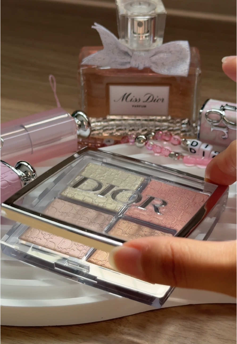 the only way to a girl’s heart 💖 #dioraddict #diorbeauty #diorbackstageglowpalette #diorhighlighter #diorunboxing #creatorsearchinsights  @Diorbeauty 