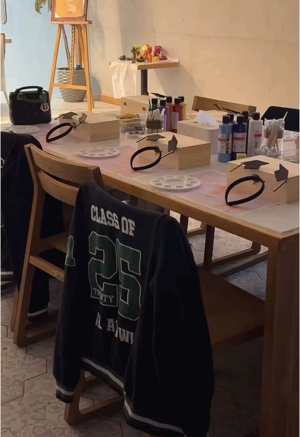 Memory box workshop🧡 #الرياض #art_by_u #رسم_على_المرايا #فعاليات_الرياض #ورشة_رسم_مرايا #فعاليات_تخرج #senioractivities #ذكريات #تخرج #artbyu 