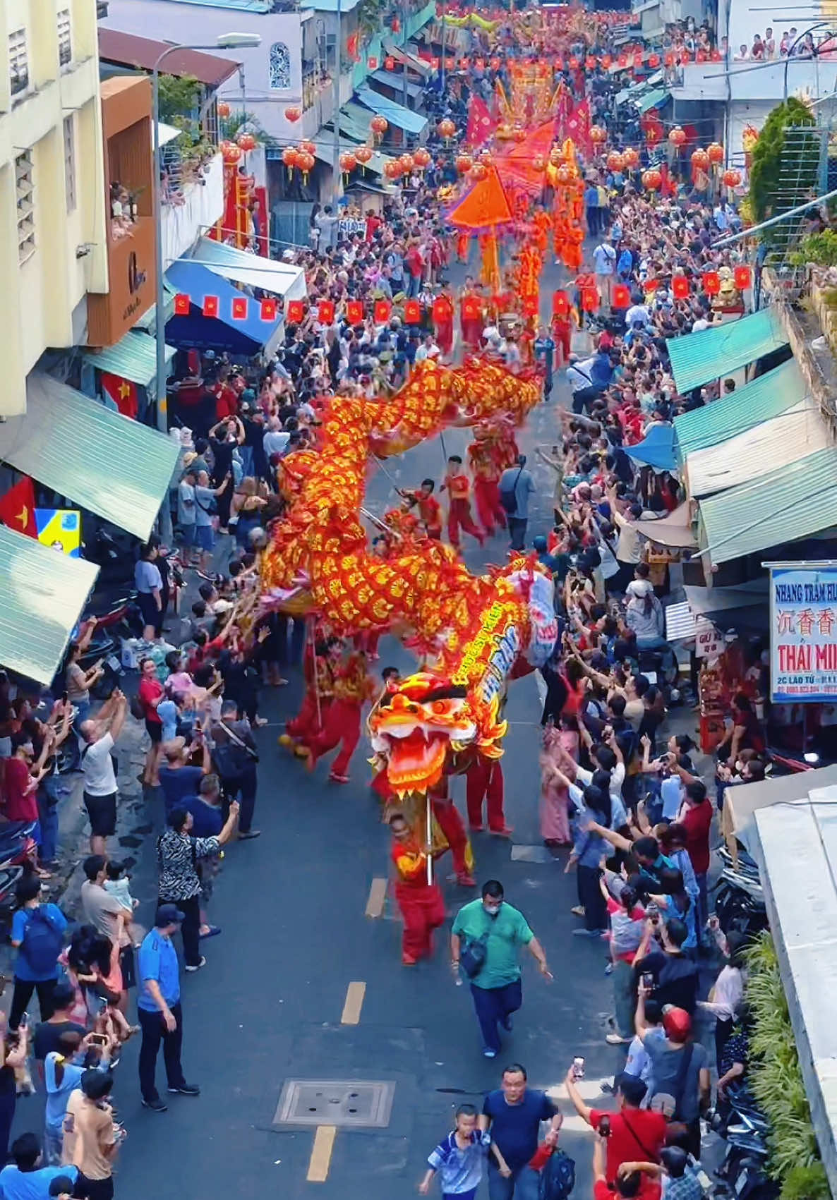 Không khí Lễ Hội Tết Nguyên Tiêu 2025 đông vui lắm nè #tetnguyentet2025 #tetnguyentieu #sukiensaigon #lansurongvietnam #lansurong #toiladansaigon #ngaycuoinam #xuhuong #saigon #cholon #quan5 