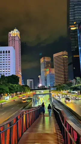 Jakarta night vibes. • • • #jakarta #citylife #citylights #transjakarta #sudirmanstreet #fypシ゚viral 