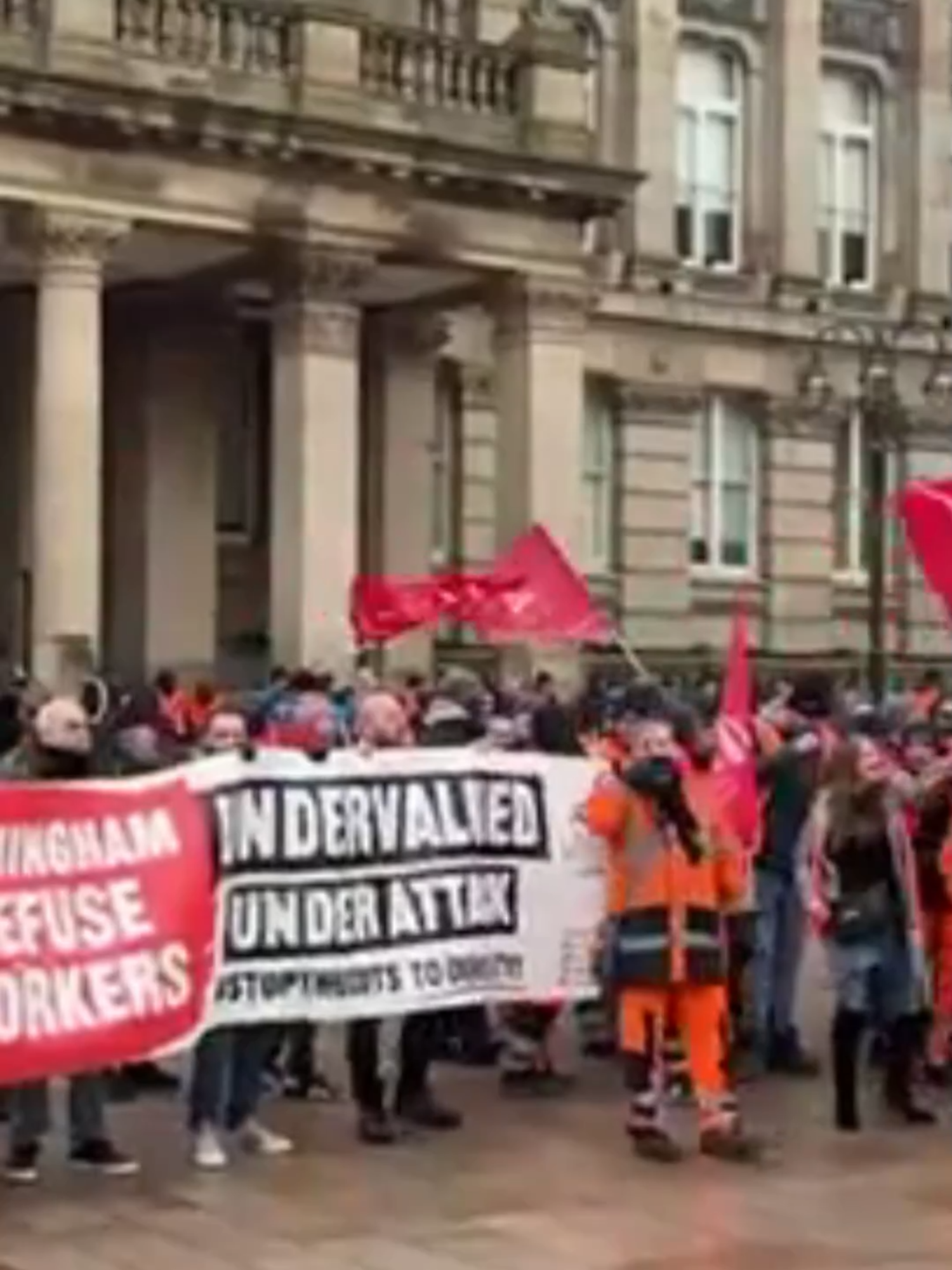 Binmen this morning took their pay fight to the heart of the city with a protest outside Birmingham council house. Waving flags and holding placards, striking members of the Unite union gathered in Victoria Square. #news #westmidlands #birmingham #binstrikes #strikeaction
