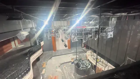 Hệ thống khung ánh sáng và mortor nâng hạ Bar H’ Mong Ladi Lào Cai  #phongdatlightingcenter# Phong Đạt Lighting Center Thiết Kế ,Thi Công ,Cung Cấp Vật Tư Lắp Đặt ,Settup  #vuichoigiaitri #vuichoigiaitri #barclub #Lounge #laocai #laocai24h #