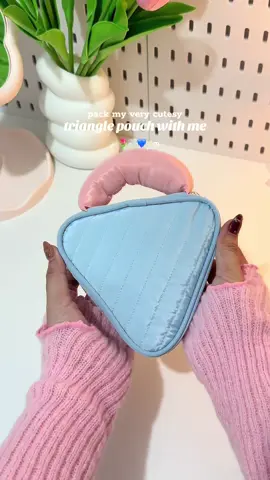 this triangle makeup pouch is the cutest!! ✨ #trianglemakeuppouch #trianglepouch #makeuporganizer #pouch #makeuppouch #minimakeupbag #recosbymayanne 