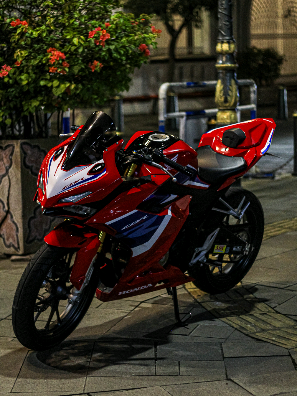 Cinematic motor dengan vibes kota tua 🌃 #CapCut #JelajahRomantis #halftimeshow #jelajahliburan #midnight #soundviral #cinematicvideo #cbr #cbr150r #cbrk45r #cbrmodifikasiindonisea #foryou #foryoupage #masukberandafyp #fyp #trending 