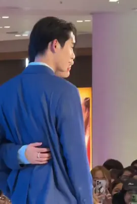 hugging the waist🤧 (i can feel the tension😮‍💨) #williamest #williamjkp #est_rvp #วิลเลี่ยมเอส #ThamePoseries #LYKN #destinyclinicwilliamest #fyp #xybca 
