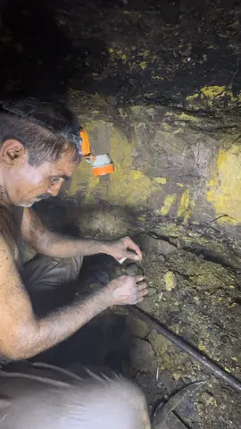 what is this man doing? #usa_tiktok #usa🇺🇸 #unitedkingdom #minerals #gold 