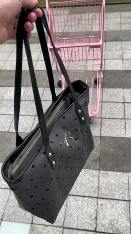 this canvas tote can literally fits all my essentials🎀🍓💐🎀 #totebags #totebagaesthetic #everythingtotebag #canvastotebag #tote #purse #bag #handbag #largecapacity #handbags #shoulderbag #dailyuse #commutingbag #multipocket #zipper #solid #schoolbag #whatsinmybag #whatsinmypurse #simple #cute #toocute #fashion #viral #bagessentials #bagcollection #tiktokshoplastchance #newyearnewaura #tiktokshopjumpstartsale #tiktokshoploveatfirstfind #spotlightfinds