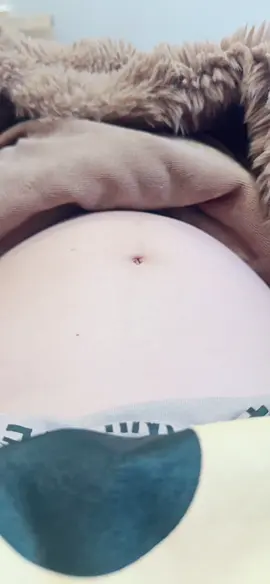 Mẹ vừa cho ăn no rồi lại đòi ăn nữa hả-mẹ tăng 10 kí rồi đó 👶 