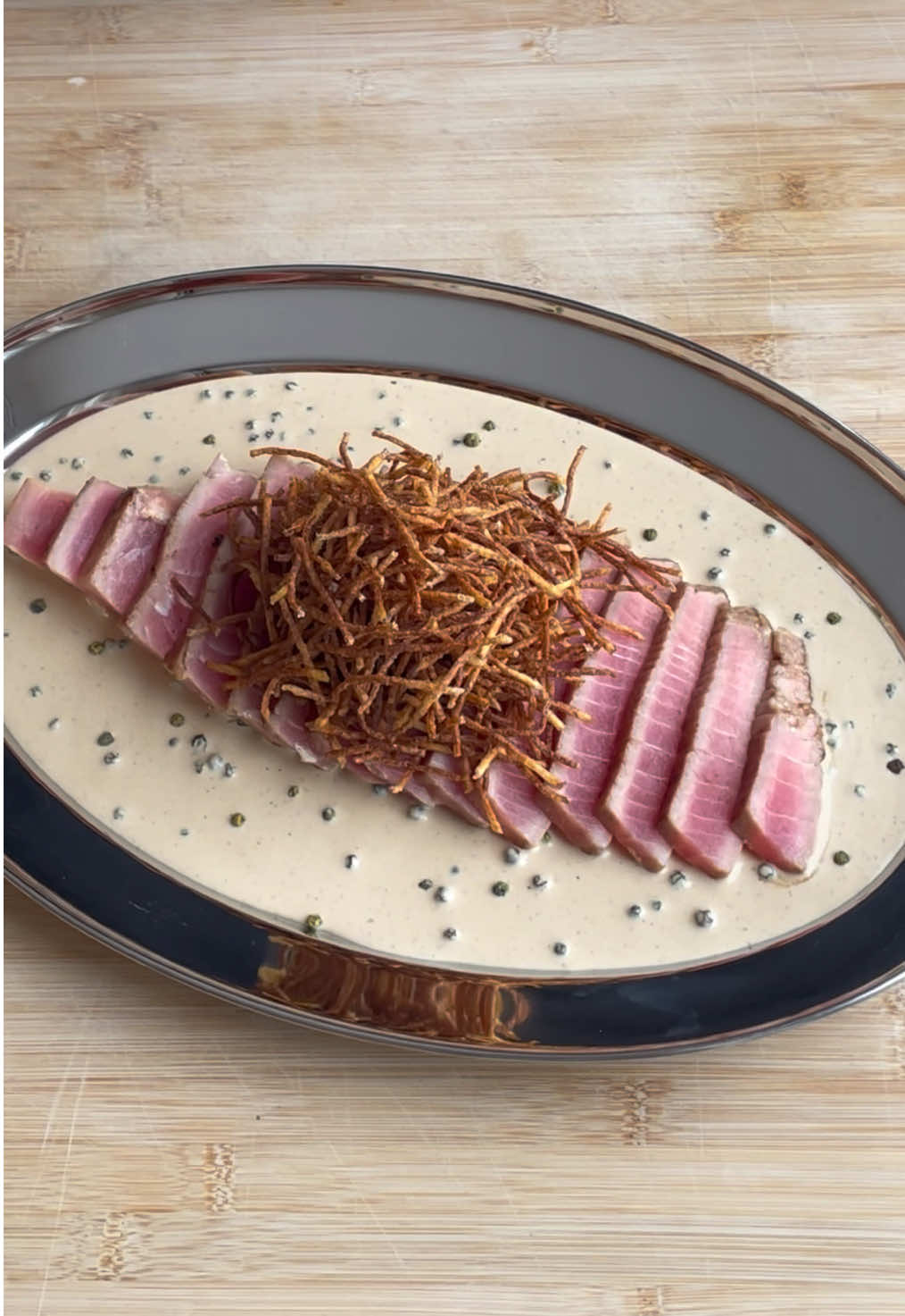 🐟 Steak de thon rouge • Sauce au poivre • Pommes pailles 🐟 Y’a pas souvent de poisson ici, faut changer ça en 2025 🤷‍♂️ 📀: NeS, BU$HI - Samedi soir à Paris Recette sur mon post IG lien en bio ⬆️ #recette #poisson #chips #sauce #chef #recettefacile #cuisine #cuisinefrancaise #pourtoi #fyp 