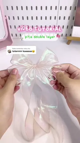 Membalas @aries.she  Video Tutorial Double Ribbon Bow / Pita Dua Layer 🎀⭐️🫧 Akhirnya bikin juga vitut nya 😭🙏🏻 mohon maaf banget nih kalau durasinya kepanjangan, atau bahasanya agak belibett. Pokoknya simak aja sampai akhir ya! 🥹✨ #pita #ribbon #coquette #coquetteaesthetic #pitaorgandi #pitahologram #pitabuket #tutorial #videotutorial #lewatberanda #fyp 