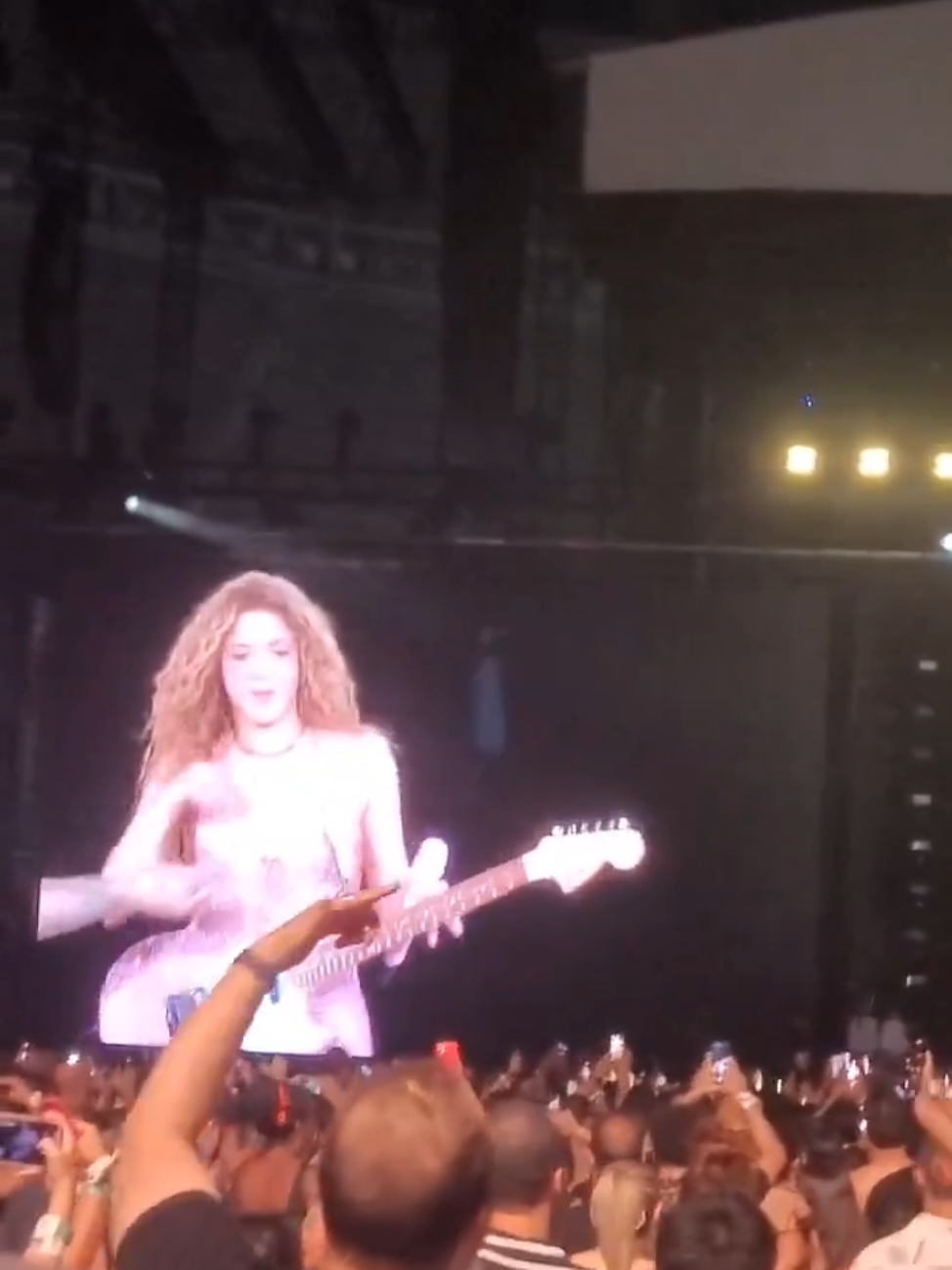 ELA GOSTOU! 😂💯 Durante o show de Shakira no estádio Nilton Santos, no Rio de Janeiro, os fãs brasileiros lembraram do relacionamento entre a cantora e o ex-jogador Gerard Piqué e xingaram o espanhol. Shakira estava se preparando para cantar uma das músicas sobre os casos de traição de Piqué quando os brasileiros entoaram os gritos no Engenhão. Confira! 🎥 Reprodução/Instagram #shakira #pique #musica #show #futebol 