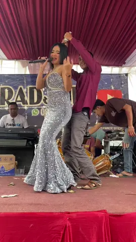 Boss sayur Cikajang #radjataentertainment #gerengsengkeun #hiburanviral #fyp #dangdutgarut #dangduttiktok #biduancantik #dangdutkoplo2022 